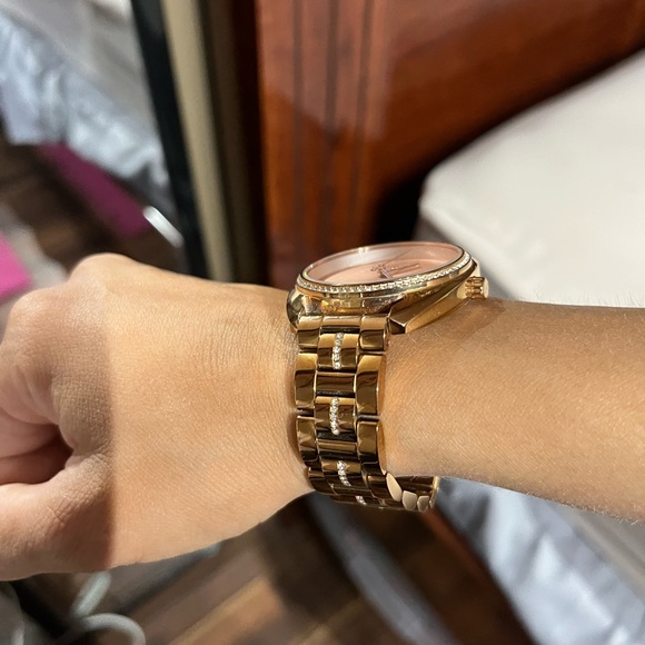 Micheal Kors rose gold watch✨😍 - Picture 2 of 9